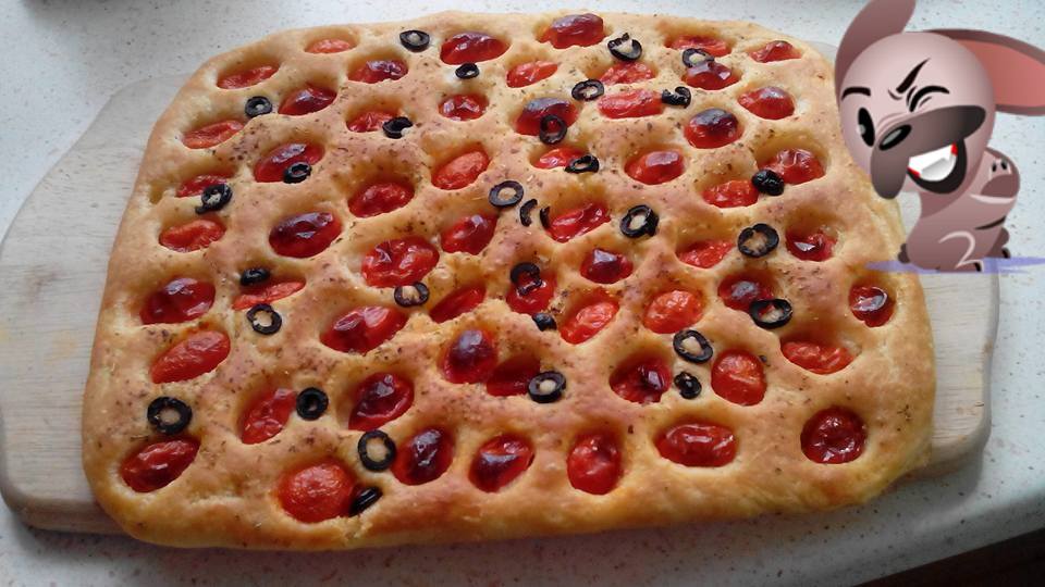 Focaccia con pomodorini e olive.jpg