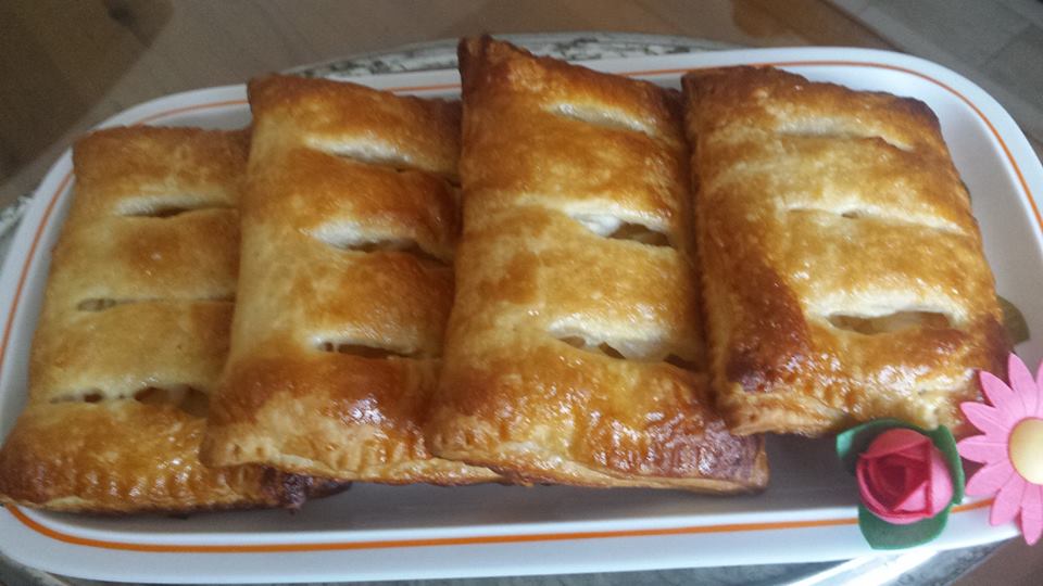 BRIOCHES CON RIPIENO DI MELE.jpg