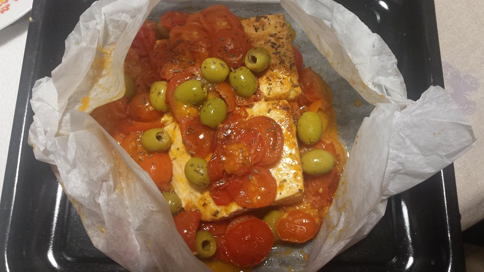 Salmone al cartoccio con pomodorini e olive.jpg