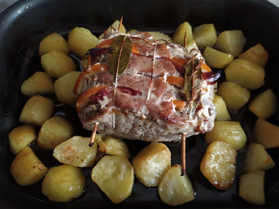 Lonza arrosto farcita con arancia e spek con patate.jpg