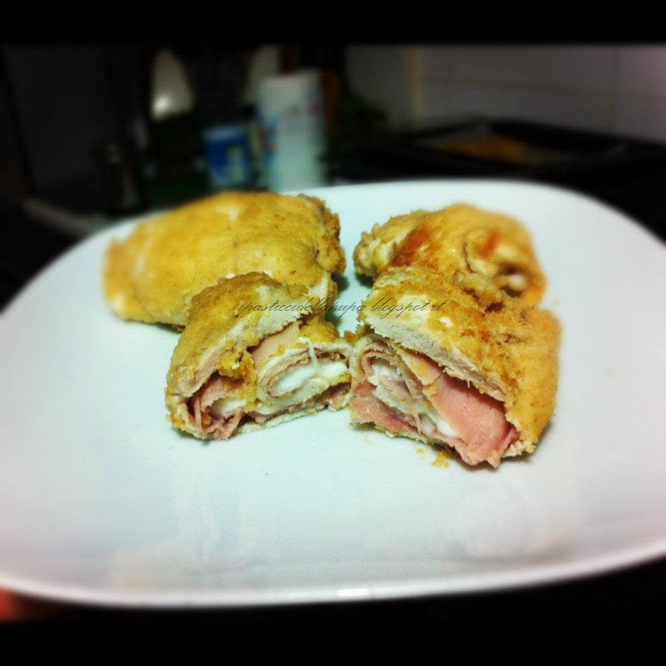 Involtini di pollo ripieni di prosciutto cotto e mozzarella.jpg