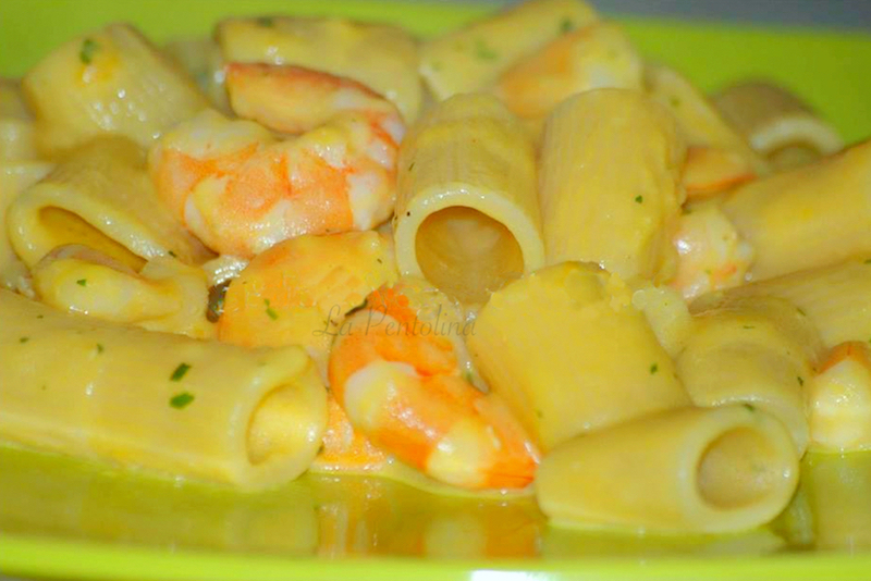 mezze maniche con crema di zucca patate e gamberoni.jpg