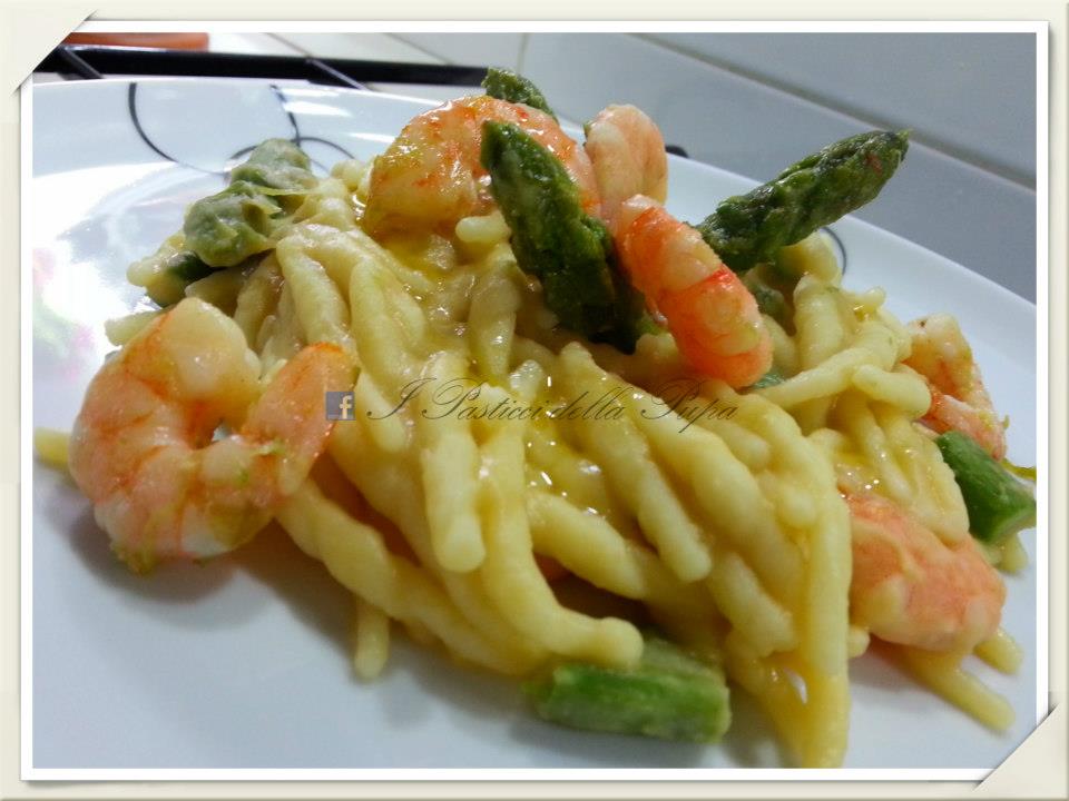 Trofie gamberi, asparagi e ceci.jpg